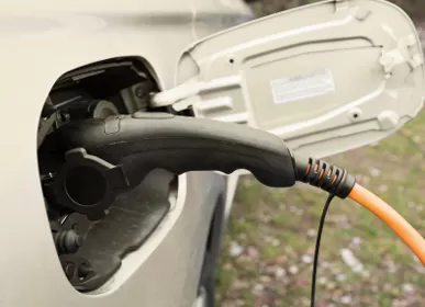 Cavi di ricarica per veicoli elettrici: Ricarica rapida vs. Ricarica lenta – Come scegliere?